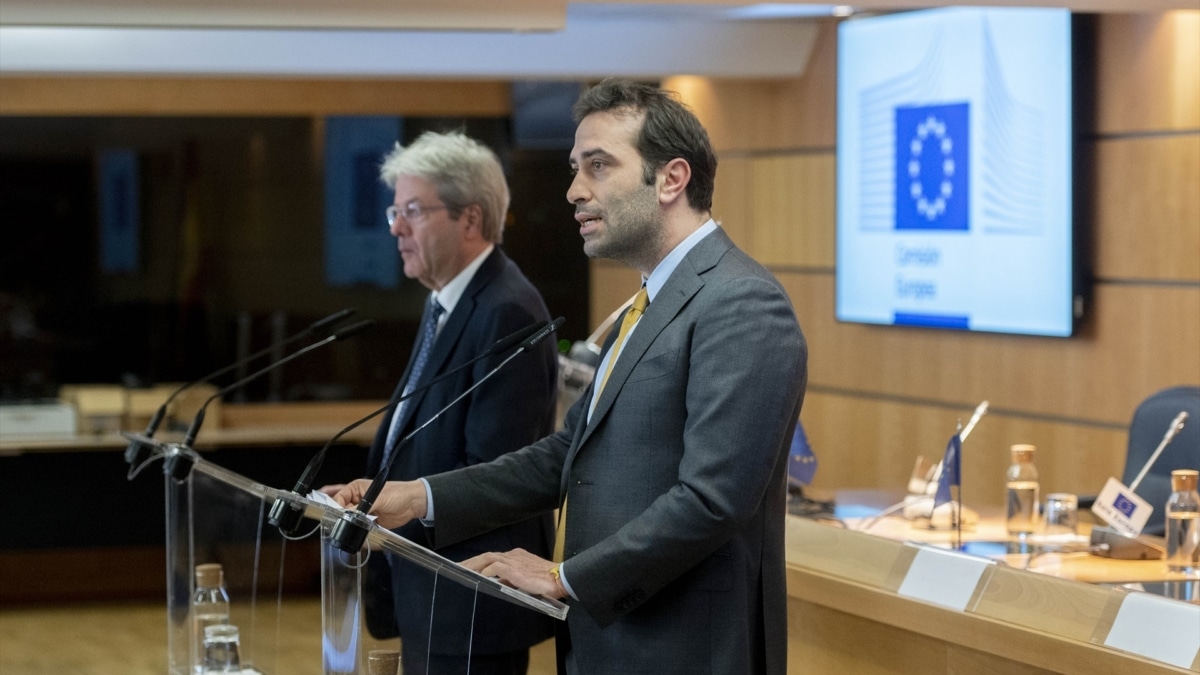 El ministro de Economía, Comercio y Empresa, Carlos Cuerpo, y el comisario europeo de Economía, Paolo Gentiloni (izq.), ofrecen una rueda de prensa.