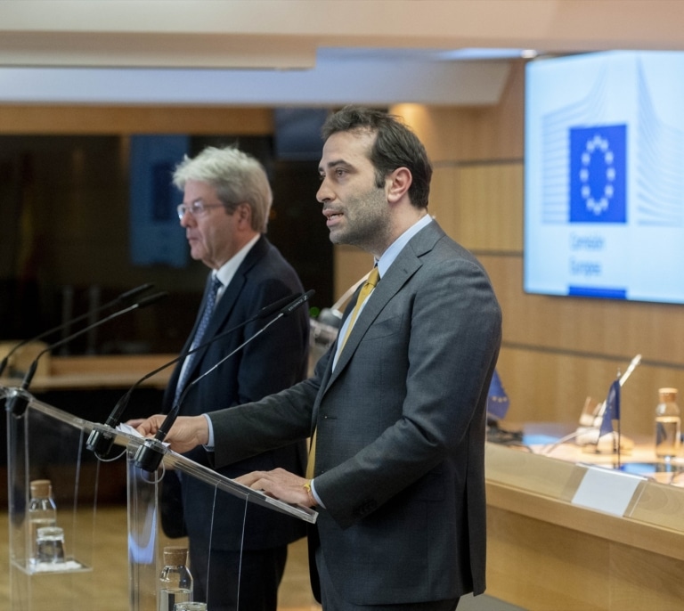 España consigue dos meses más para reformar el subsidio de desempleo y recibir el cuarto pago de fondos UE