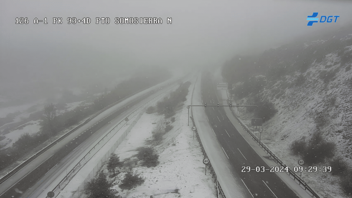 Estado de la A-1 a su paso por el Puerto de Somosierra la mañana de este Viernes Santo.