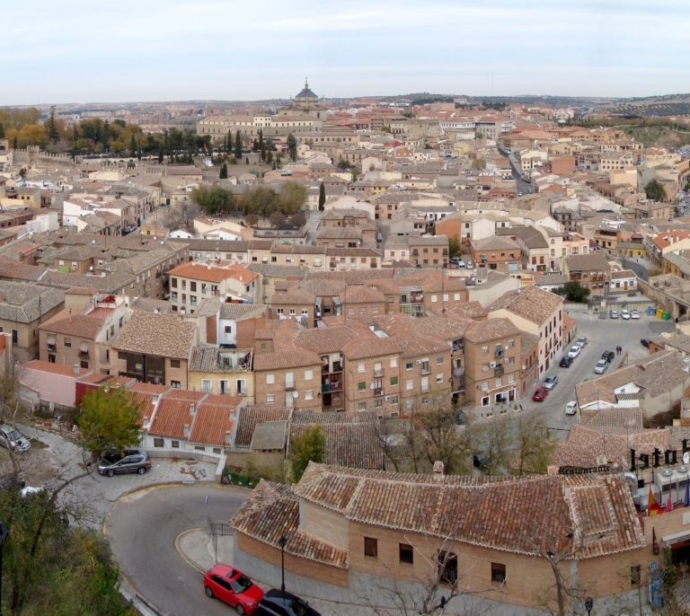 Toledo estudia cobrar una tasa turística para grupos masivos de un día y apunta a verano para regular los pisos turísticos