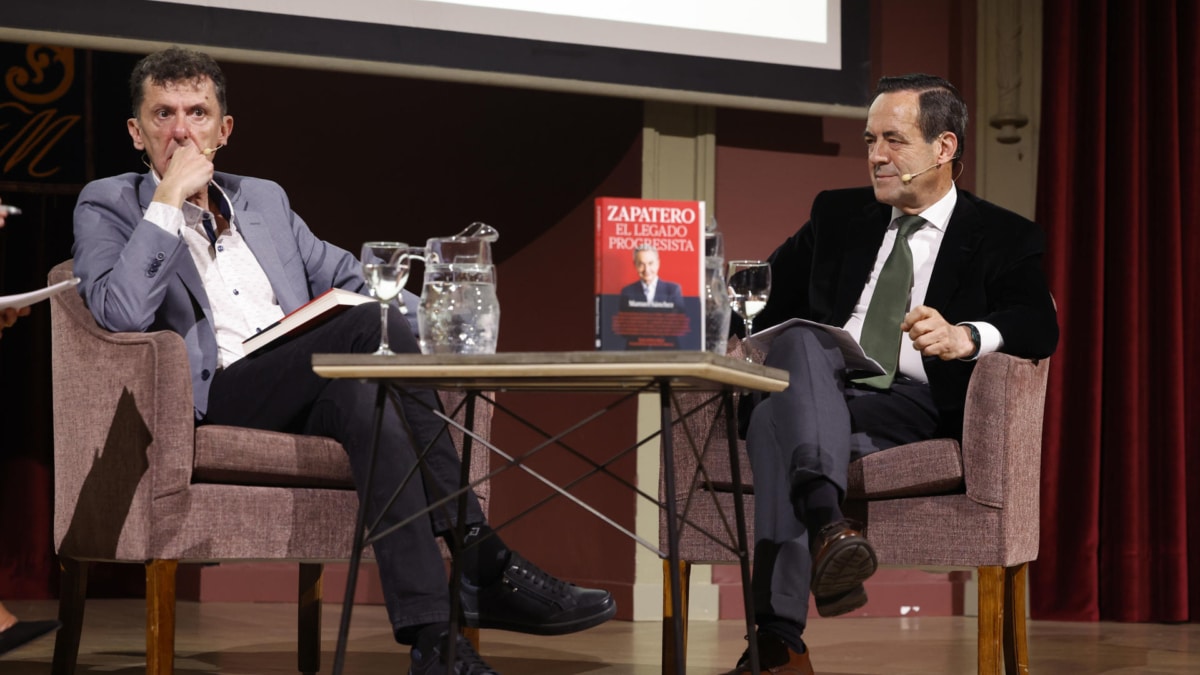 José Bono, junto a Manuel Sánchez, autor del libro de Zapatero.