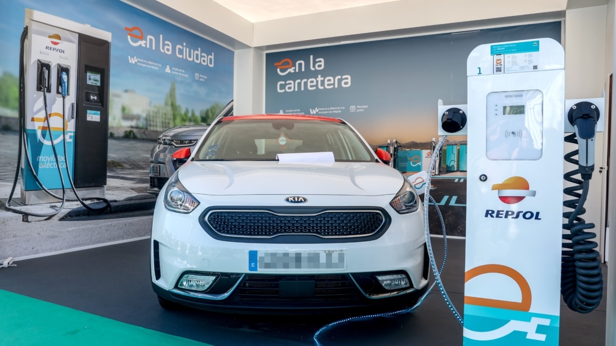 Coche KIA en la estación de carga eléctrica Repsol en la séptima edición de la Feria del Vehículo Eléctrico, en la plaza de Colón