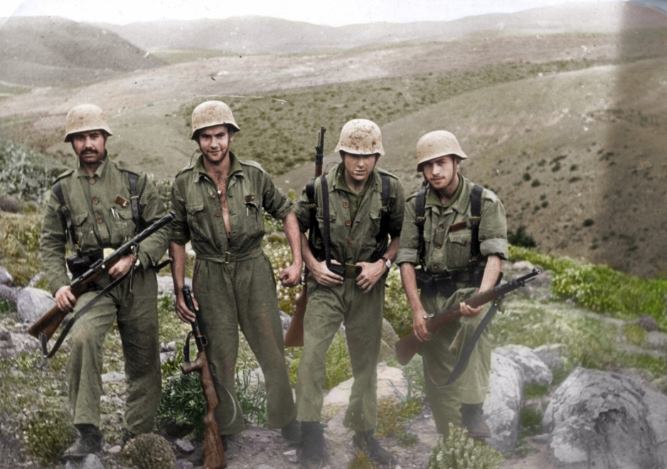 Cabos del Ejército en Marruecos durante la Guerra de Ifni (1957-1958). Sus uniformes están compuestos por excedentes de la Segunda Guerra Mundial como los cascos alemanes.