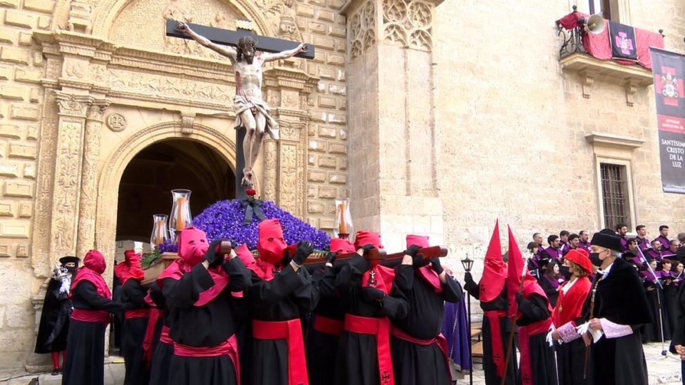 Procesión del Santísimo Cristo de la Luz ante la fachada del Palacio de Santa Cruz de Valladolid, en 2022.