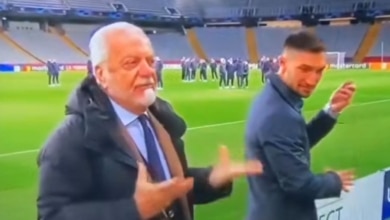 El presidente del Nápoles agrede a un cámara en directo