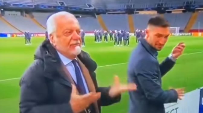 El presidente del Nápoles agrede a un cámara en directo