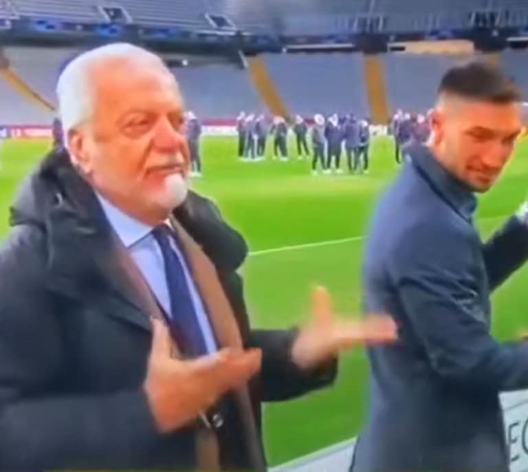 El presidente del Nápoles agrede a un cámara en directo