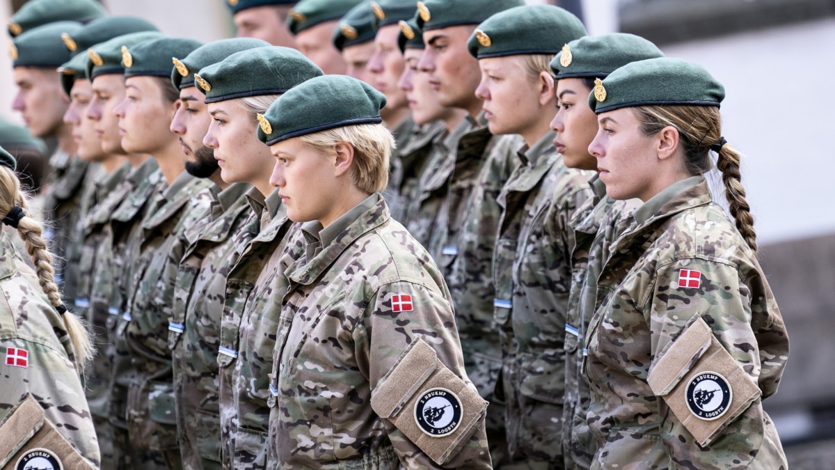 Mujeres participan en un desfile militar en Aalborg (Dinamarca) en septiembre de 2021.