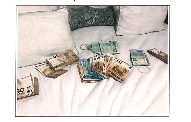 Billetes de euros encima de una cama.
