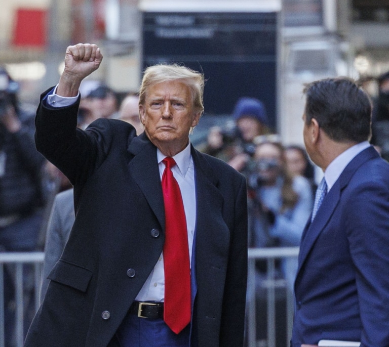 La Semana Santa de Trump: más rico que nunca, lanza su propia Biblia