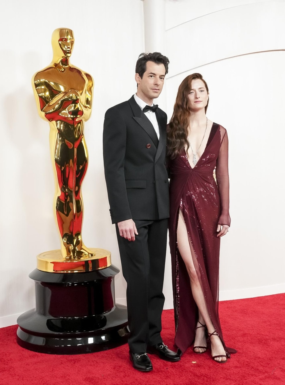 Mark Ronson, que actuará esta noche de los Oscar, con la actriz Grace Gummer, hija de Meryl Streep y esposa del artista.