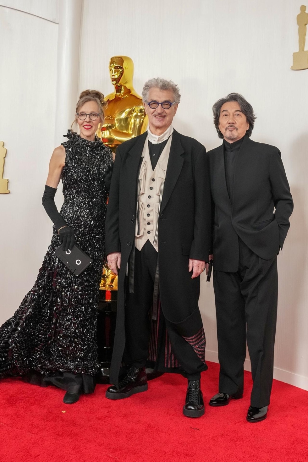 Donata Wenders, Wim Wenders y Koji Yakusho, del equipo de 'Vidas perfectas', en la alfombra roja de los Oscar.