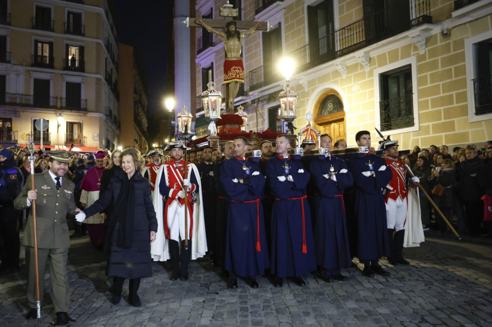 MADRID, 29/03/2024.- La reina Sofía (2i) participa en la procesión del Santísimo Cristo de los Alabarderos, este Viernes Santo por las calles de Madrid. EFE/ Mariscal