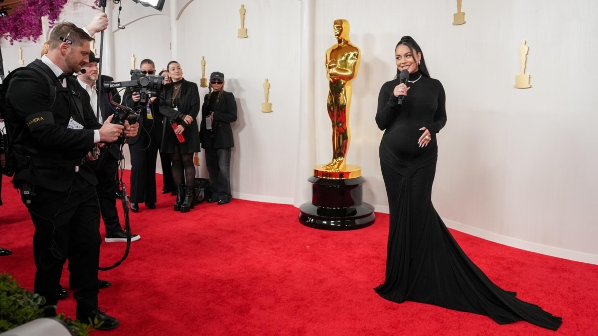 La actriz Vanessa Hudgens ha anunciado su embarazo en la alfombra roja de los Oscar.