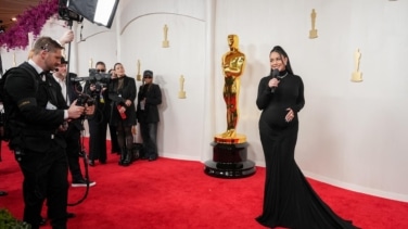 Un anuncio de embarazo, una caída, una pareja sorpresa... la alfombra roja de los Oscar