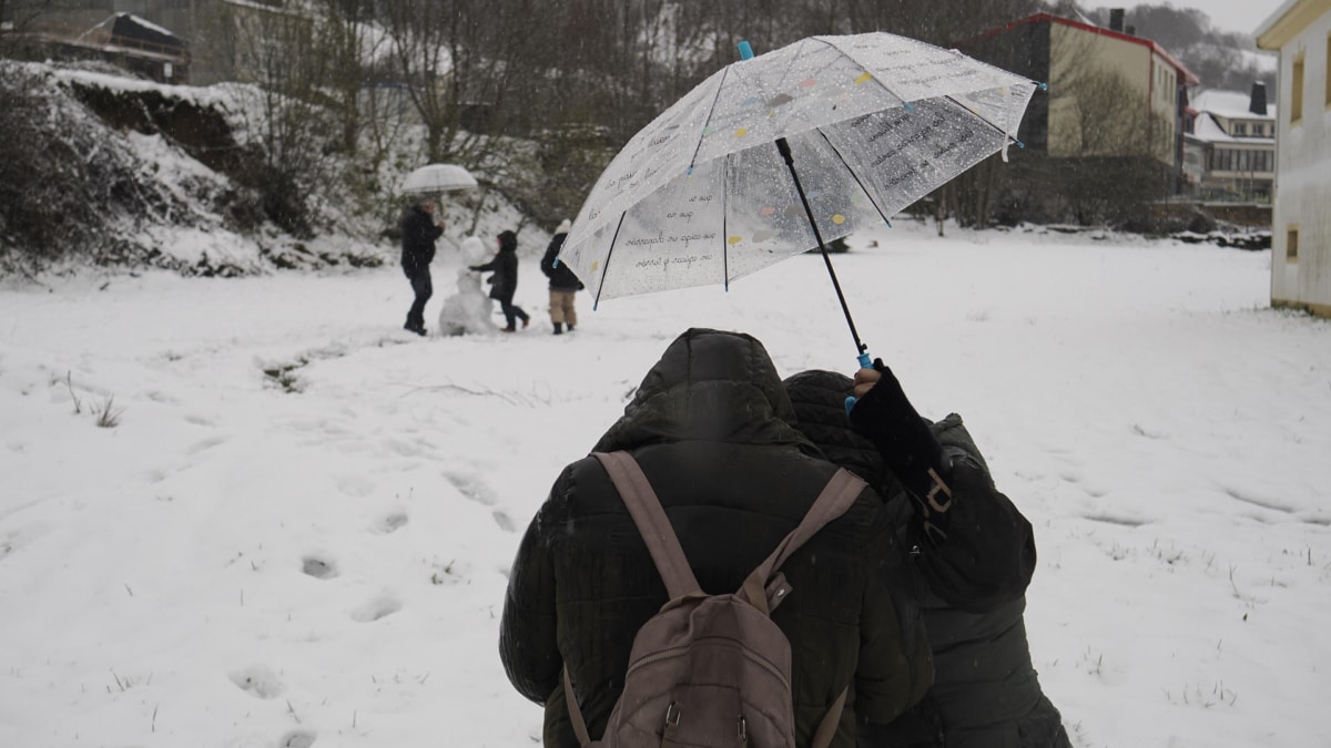 Varias personas se divierten con la nieve este jueves, tras una nevada en Pedrafita do Cebreiro (Lugo).
