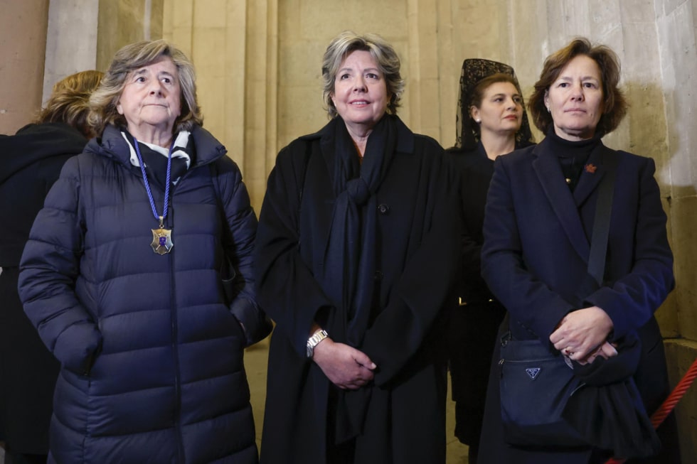 Simoneta Gómez Acebo (c), sobrina de la reina Sofía, también ha estado presente en la procesión del Santísimo Cristo de los Alabarderos, este Viernes Santo en Madrid. EFE/ Mariscal