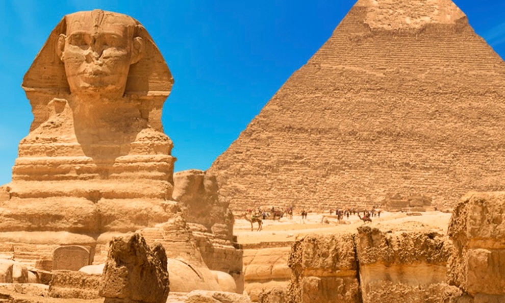Esfinge y pirámide en Egipto