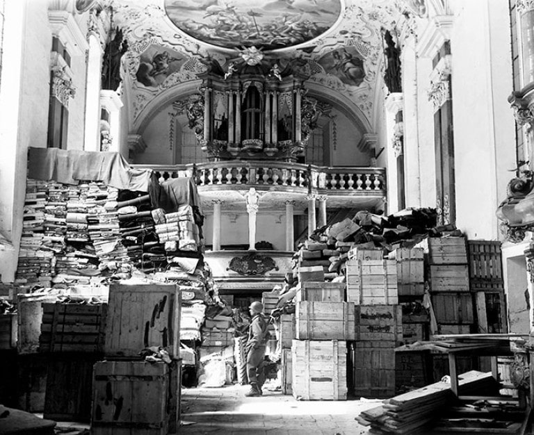 El saqueo nazi de libros, un misterio de 'Tinta y fuego'