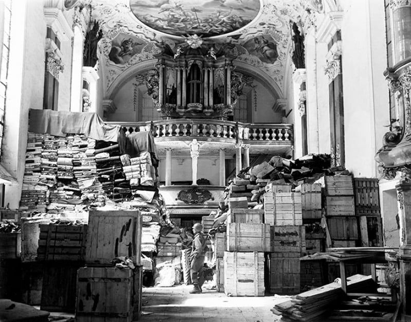 El saqueo nazi de libros, un misterio de 'Tinta y fuego'