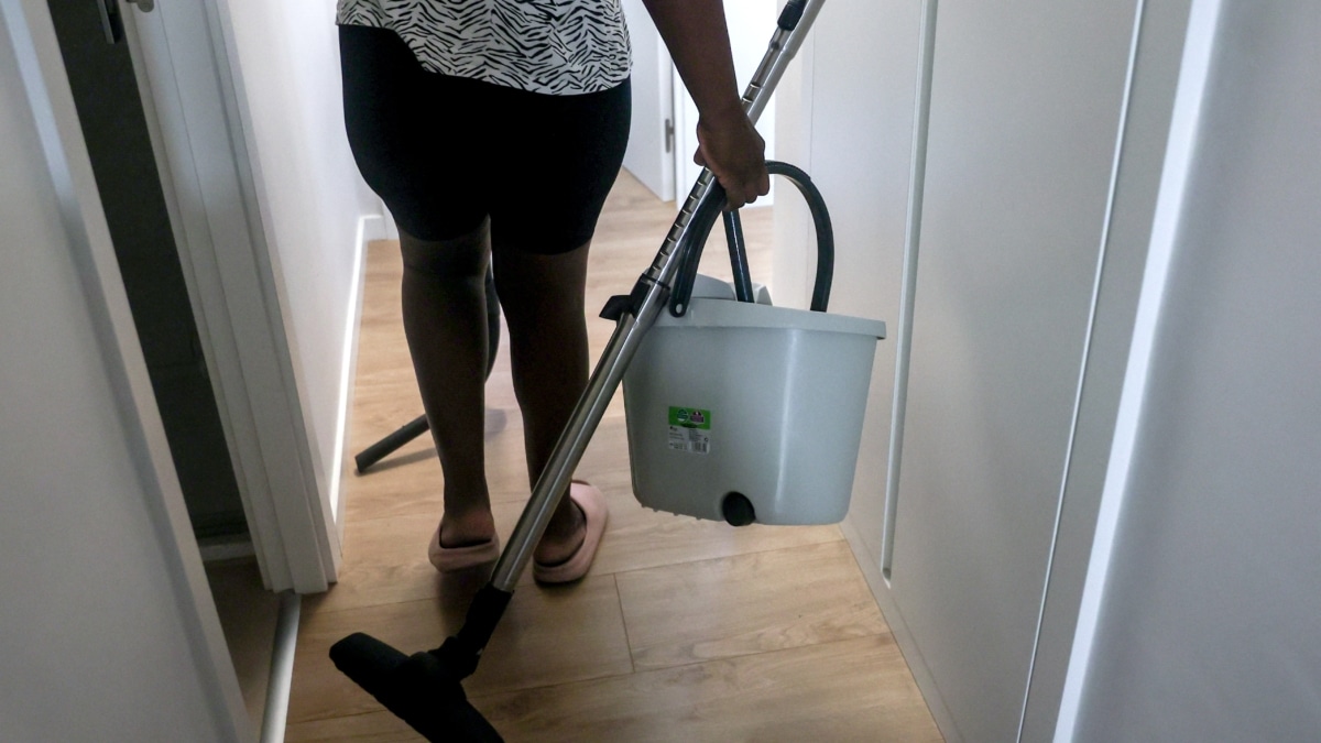 Una empleada de hogar con herramientas de limpieza, el día en que han aprobado el paro para las empleadas del hogar