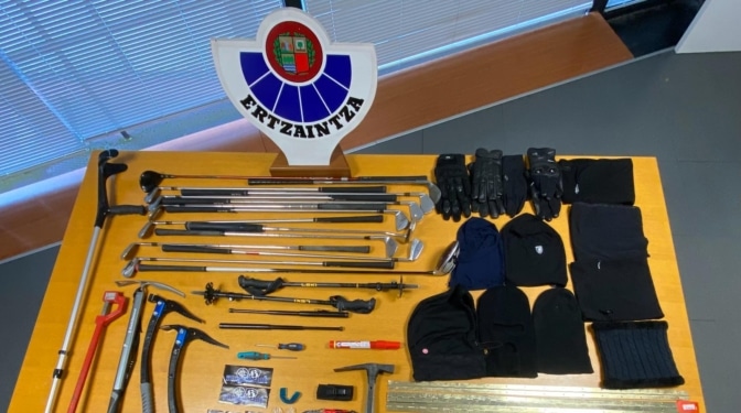 Palos de golf, bengalas y piolets: así han quedado para pegarse los radicales de la Real y el PSG
