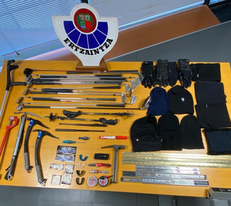 Palos de golf, bengalas y piolets: así han quedado para pegarse los radicales de la Real y el PSG