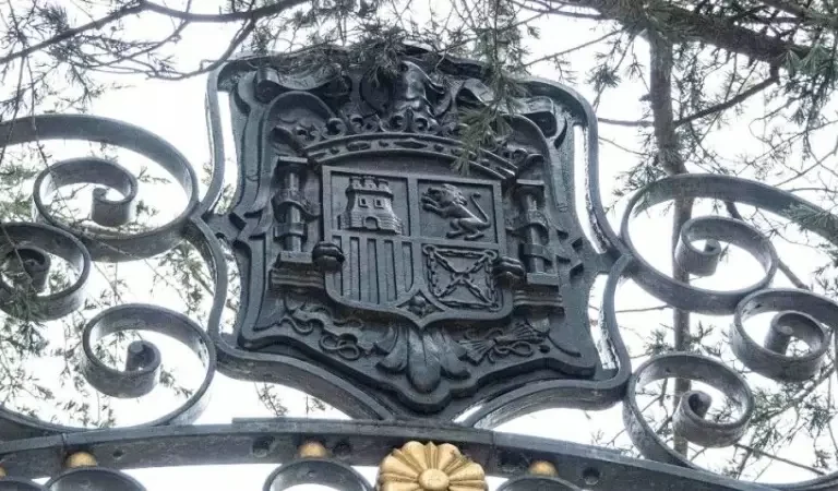 Patrimonio Nacional retira los escudos franquistas que mantenía el Palacio del Pardo
