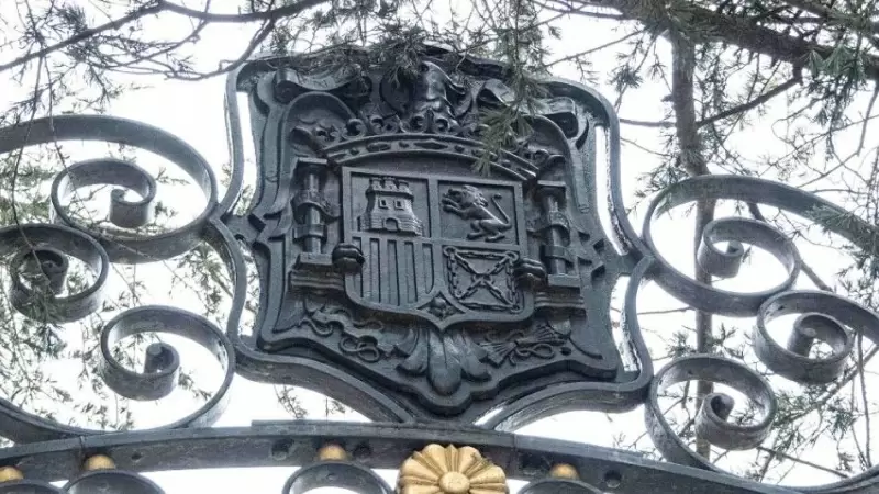 El escudo franquista en la puerta de acceso del Palacio del Pardo que ha sido retirado.