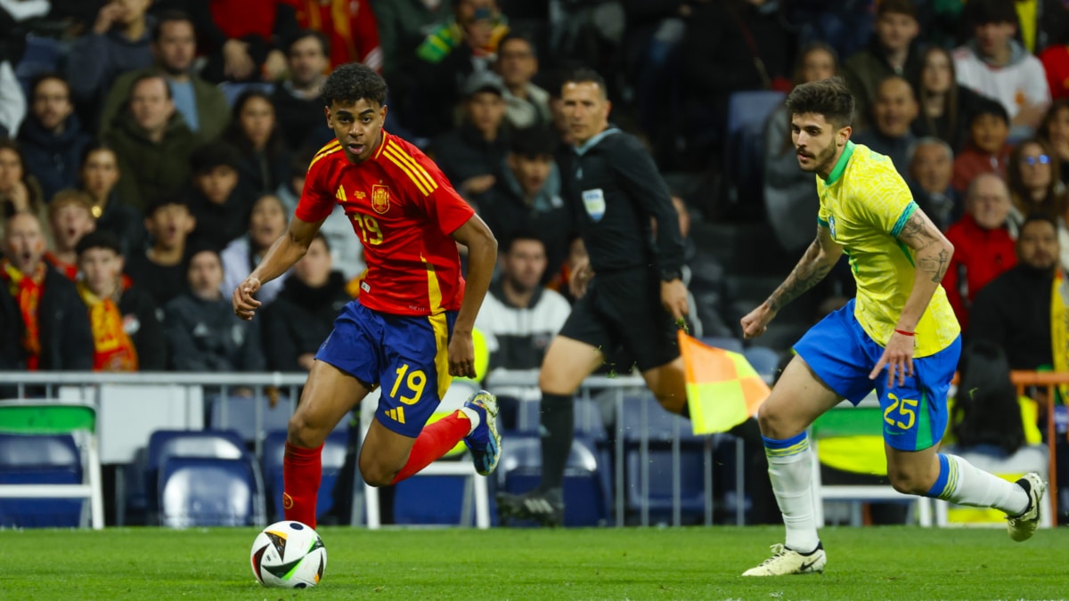 El delantero de la selección española Lamine Yamal (i) disputa un balón frente a Lucas Beraldo, defensa de la selección brasileña, durante el partido amistoso