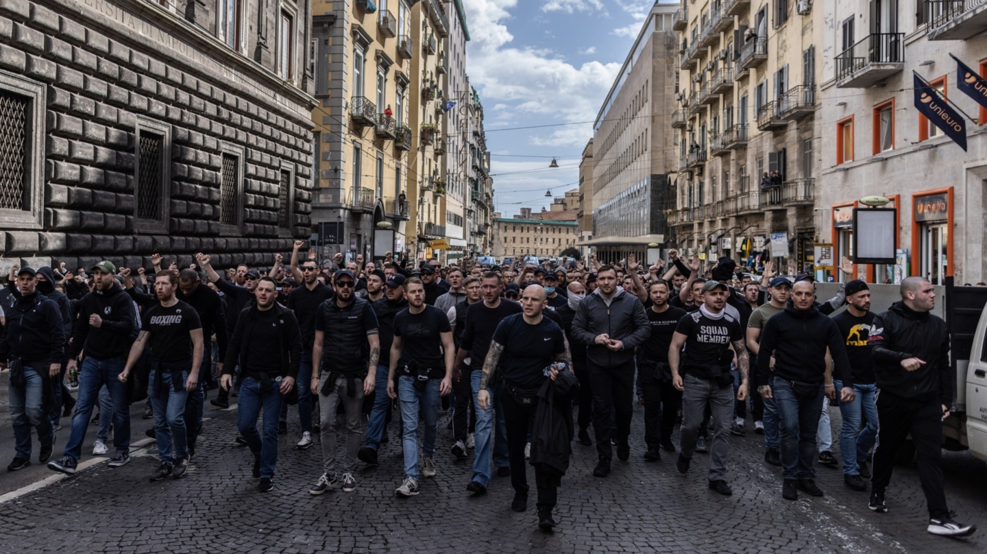 Ultras del Eintracht caminan por las calles de Nápoles en la previa de un partido de Champions
