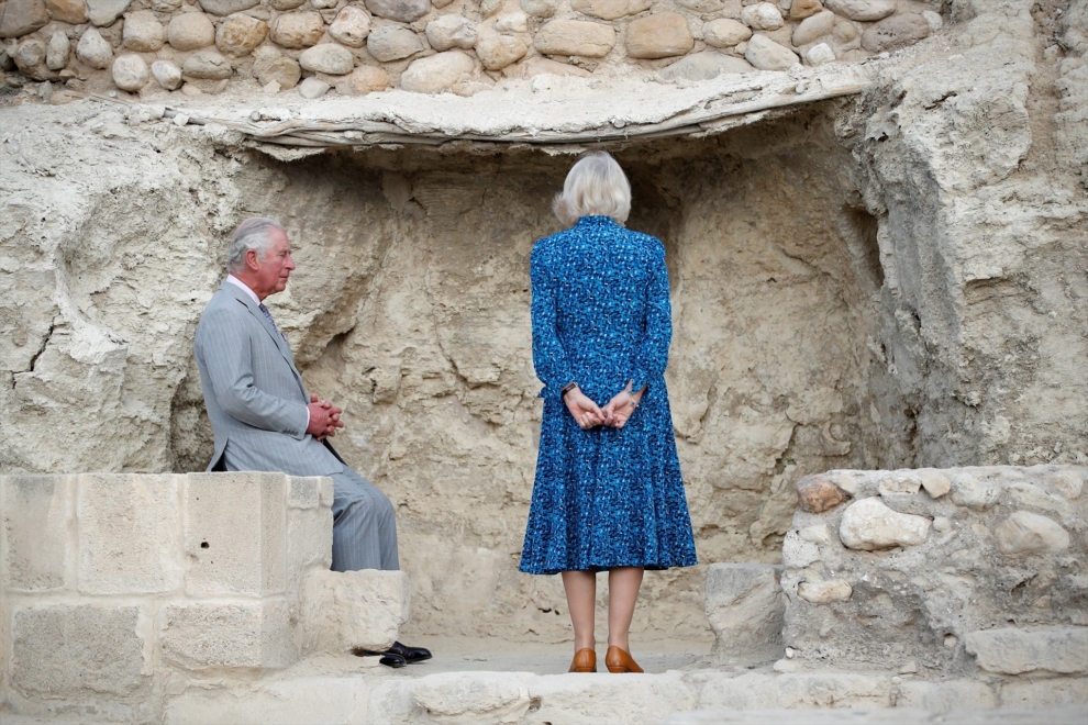 El rey Carlos y su mujer, Camilla, en 2021, durante una visita al lugar donde se bautizó Jesús. 