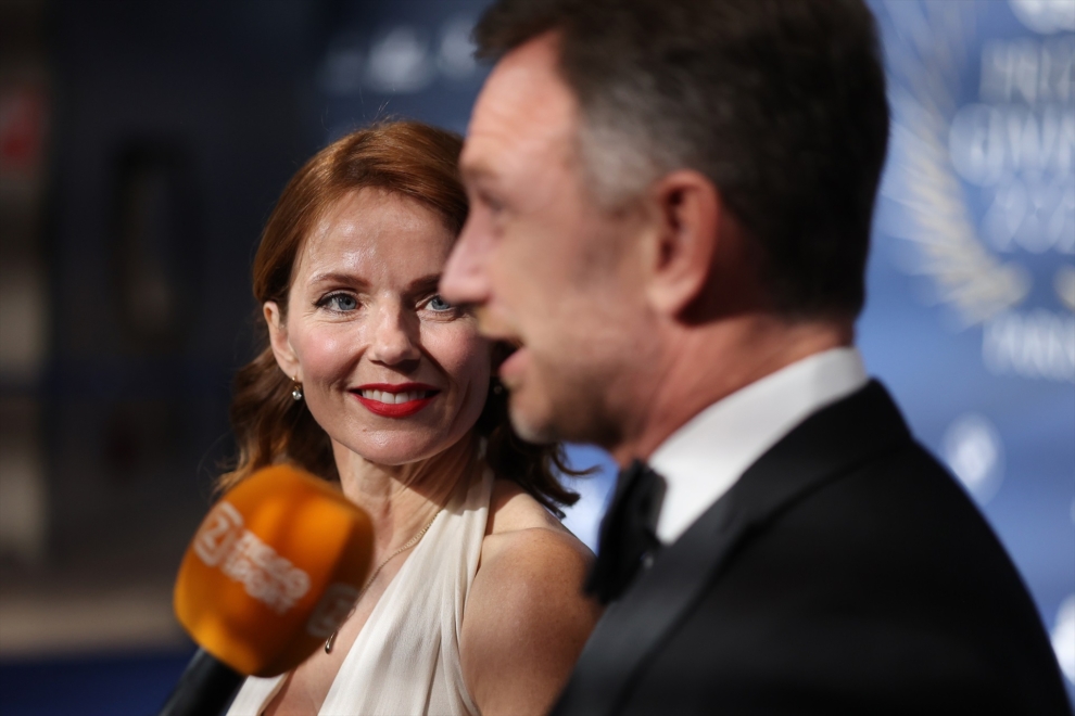 Geri Halliwell mira con amor a su marido, Christian Horner, en París en 2021.