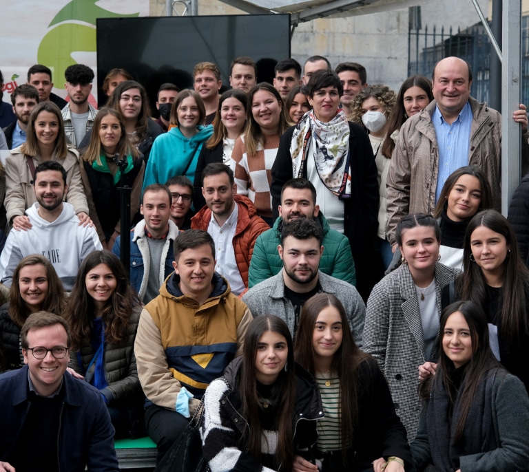 El voto joven, el desmovilizado nicho que PNV y Bildu necesitarán el 21-A