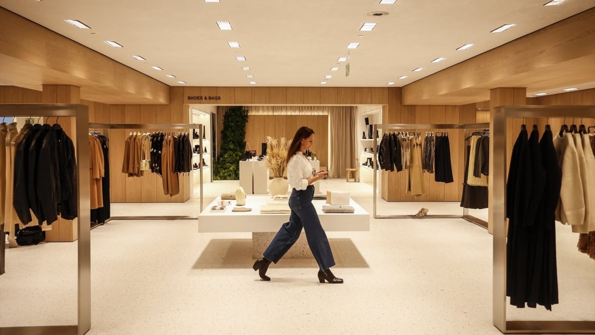 Una chica pasea por una tienda en Valencia.