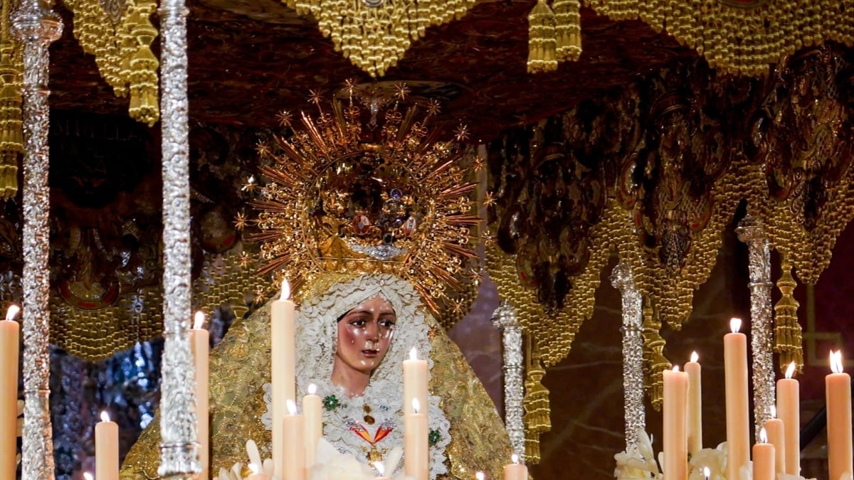 La Virgen Macarena saliendo de la Basílica de la Macarena para iniciar de madrugada su estación de penitencia a 07 de abril del 2023. La Semana Santa de Sevilla es una fiesta declarada de Interés Turístico Internacional, en la que se pone de manifiesto el arte y esplendor de las imágenes que homenajean la muerte de Jesucristo y su resurrección o la Virgen. Sevilla, la madrugada del Jueves Santo llena sus calles de gente para ver salir a la Hermandad de la Macarena. Eduardo Briones / Europa Press (Foto de ARCHIVO) 07/4/2023