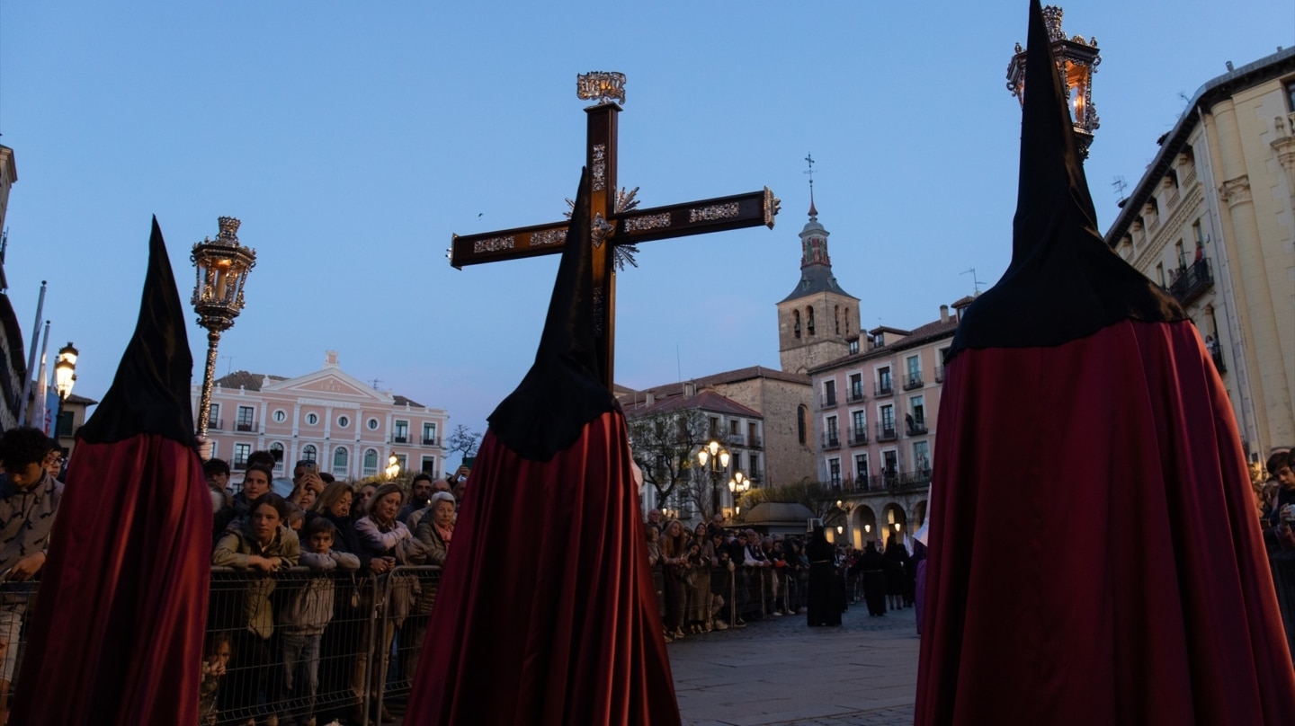 Cofrades durante la Procesión de los Pasos, en Segovia
