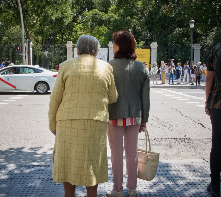 Mujeres que cuidan y escuchan, el rol que vive en la sociedad y los pódcast