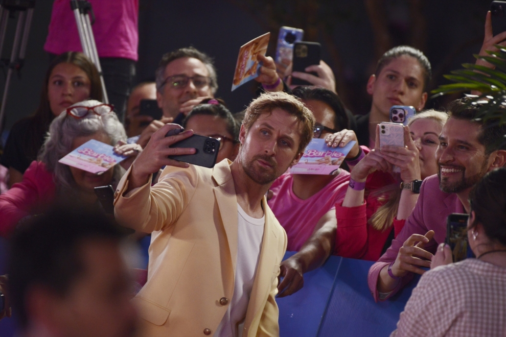 Ryan Gosling posa con fans en la premier de 'Barbie' en México. 