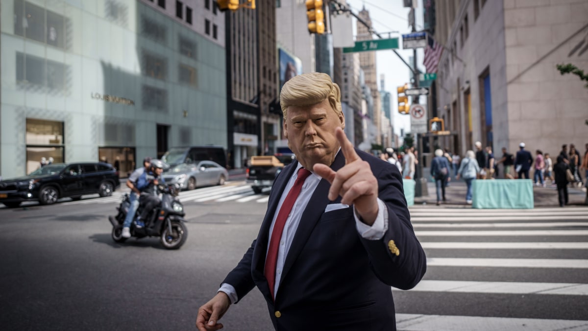 Un hombre con una careta de Trump en una calle de Nueva York