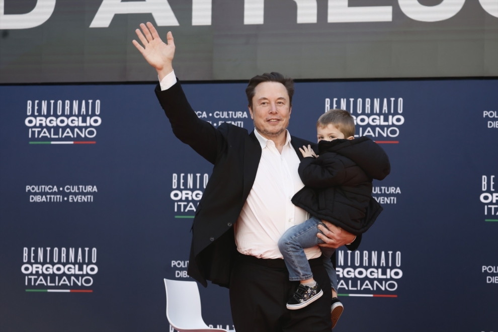 Elon Musk, en una foto de diciembre, posando con uno de sus hijos. 