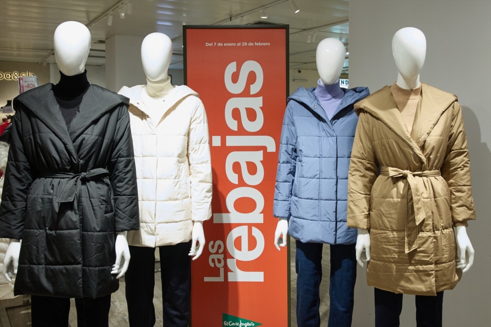 Un escaparate con 4 maniquís y un cartel anunciando las rebajas, en El Corte Inglés de la calle Preciados (Madrid).