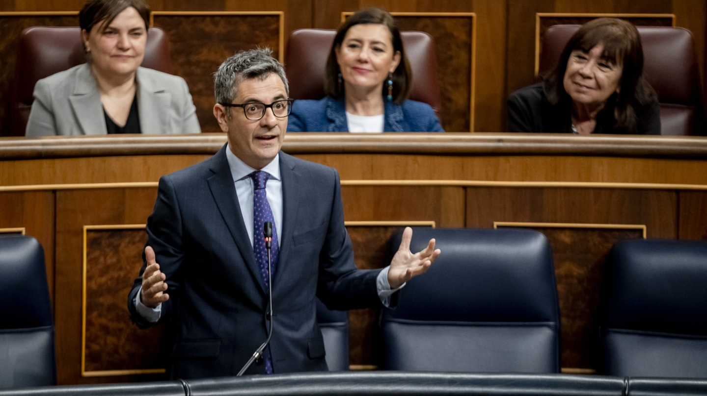 El ministro de la Presidencia, Justicia y Relaciones con las Cortes, Félix Bolaños, interviene durante la sesión plenaria en el Congreso de los Diputados, a 21 de febrero de 2024, en Madrid (España). En la segunda Sesión de Control del 2024, el Gobierno se somete a las preguntas de la oposición después de qué el Partido Popular ganara con mayoría absoluta y el PSOE obtuviese el peor resultado de su historia en las elecciones gallegas que se celebraron el domingo 18 de febrero. Además durante el pleno se ha tratado la Ley de Amnistía tras la decisión del Parlament de admitir a trámite una iniciativa legislativa popular que pide al Parlament declarar la independencia y las dudas de la justicia suiza sobre que las acciones de Tsunami Democrátic no sean terrorismo sino que tengan carácter político. 21 FEBRERO 2024;CONGRESO;CONTROL;GOBIERNO;OPOSICIÓN;AMNISTÍA;DEBATE A. Pérez Meca / Europa Press 21/2/2024