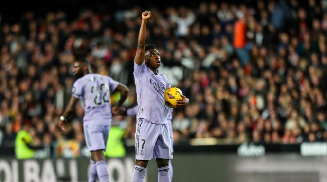 Vinícius se regodea en Mestalla (2-2): goles, provocaciones y lluvia de insultos con polémica incluida