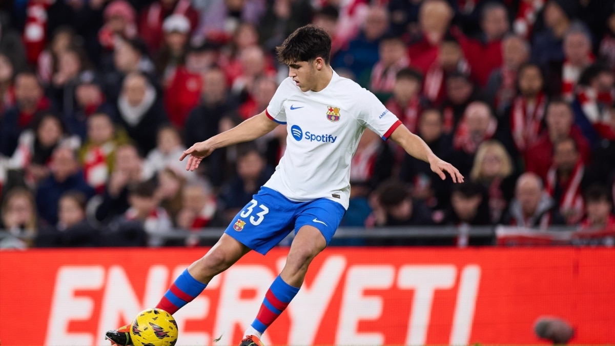 Pau Cubarsi, durante un partido del F.C. Barcelona