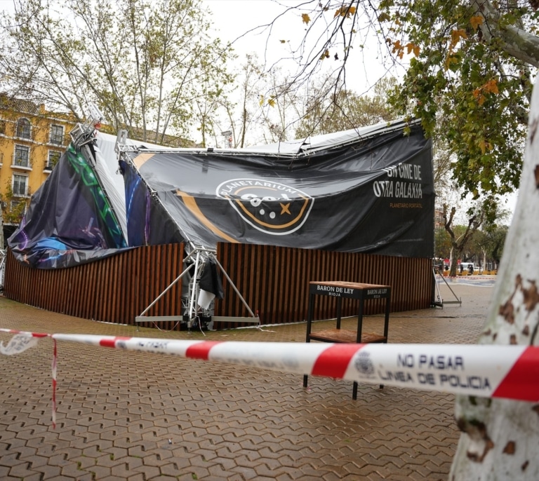 Tres heridos tras el desplome de la carpa de un planetario en la Alameda de Sevilla con un grupo escolar dentro