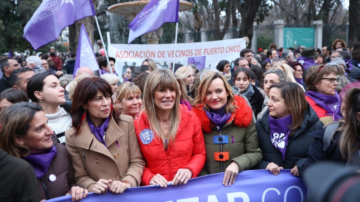 Begoña Gómez, la mujer de Pedro Sánchez, en la manifestación del 8-M junto a varias ministras.