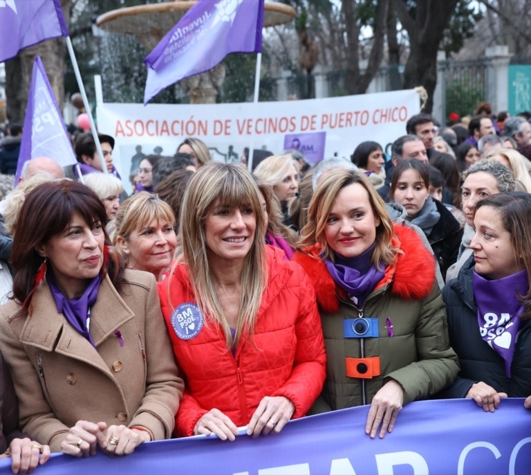 Begoña Gómez 'reaparece' en la manifestación del 8-M tras ser vinculada con la 'trama Koldo'