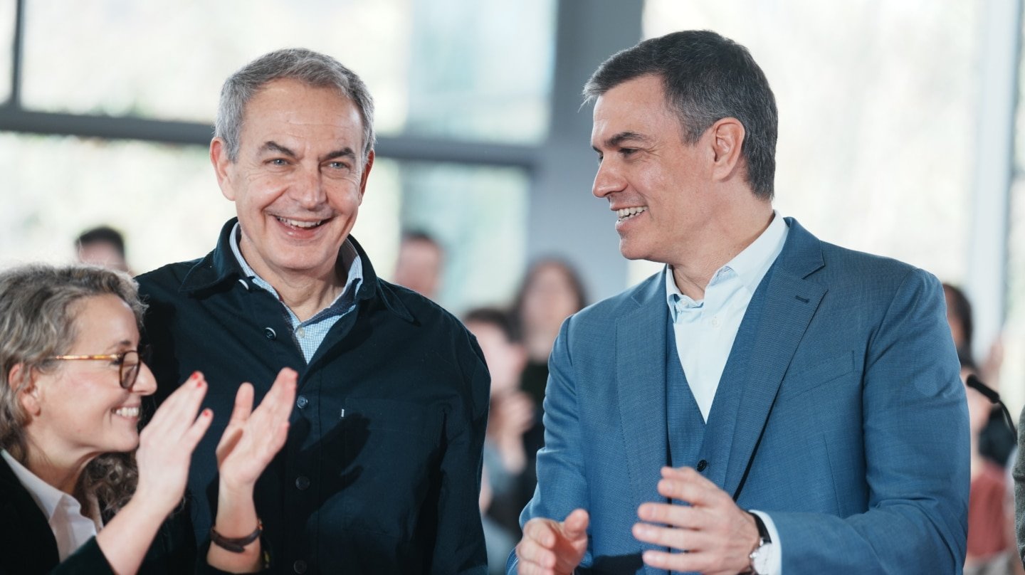 El expresidente del Gobierno, José Luis Rodríguez Zapatero (i), y el presidente del Gobierno y secretario general del PSOE, Pedro Sánchez (d), durante el acto de homenaje al expresidente José Luis Rodríguez Zapatero, en el Palacio Euskalduna, a 9 de marzo de 2024, en Bilbao, Vizcaya, País Vasco (España). Bajo el lema de '20 años de los derechos y las libertades', el encuentro recuerda los 20 años transcurridos desde que Zapatero constituyó su primer Ejecutivo. El acto sirve como reconocimiento de los socialistas vascos al logro de "la paz y el fin del terrorismo" por parte de José Luis Rodríguez Zapatero, motivo por el que este homenaje se realiza en Euskadi. 09 MARZO 2024;ACTO;PSOE;PSE-EE;EUSKADI;ZAPATERO;PRESIDENTE;GOBIERNO;ANIVERSARIO;20;VEINTE H.Bilbao / Europa Press 09/3/2024