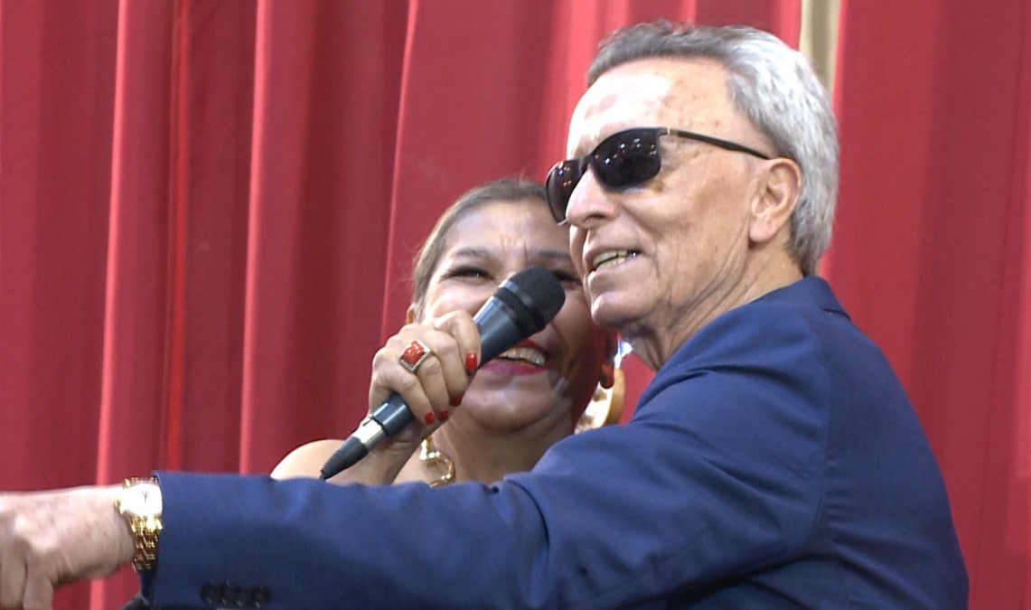 Ortega Cano y Glenda Gaby cantando en la iglesia de San Antón.